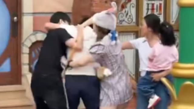 疑因拍照引不满 上海迪士尼游客爆肢体冲突