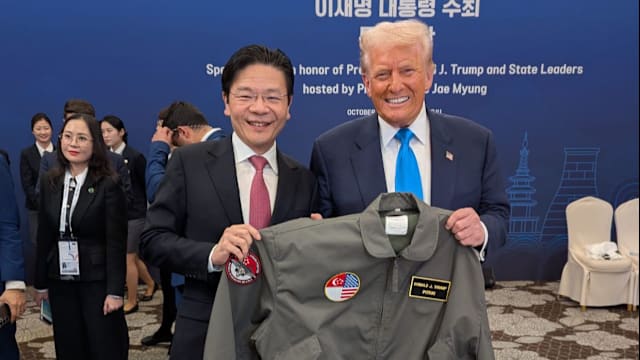 在韩国晚宴与特朗普相见欢 黄总理送上特别定制飞行员夹克