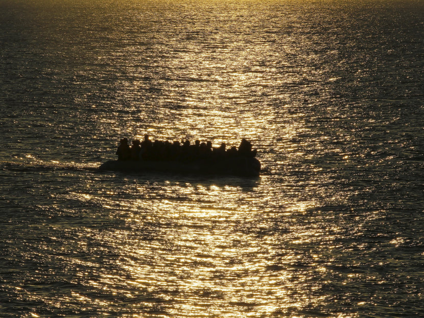 A raft overcrowded with migrants and refugees approaches a beach at dawn on the Greek island of Lesbos, November 17, 2015.  Photo: Reuters
