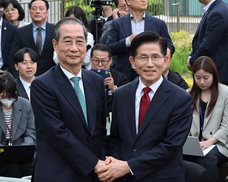 South Korean conservative party moves to switch presidential candidates as election turmoil deepens