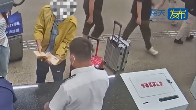 中国男子身藏大量港元却未申报 前往澳门被拦截