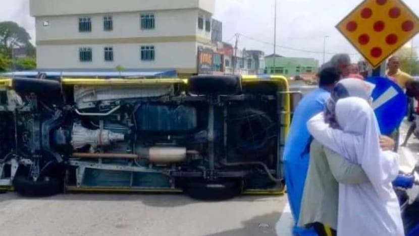 Ambulans di M'sia terbalik dilanggar kereta dipandu jururawat