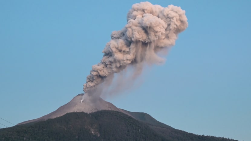 Gunung Lewotobi Laki-Laki di Indonesia Timur meletus 2 kali dalam sehari
