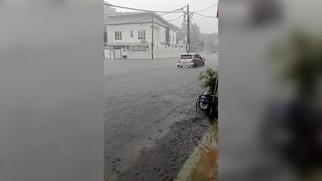 吉隆坡再遭暴雨袭击 多区突发水灾交通瘫痪