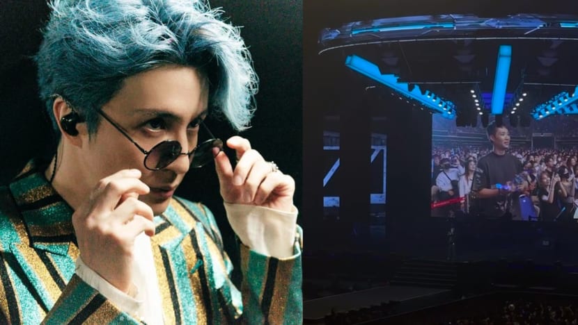 Joker Xue Fan Runs Out To Buy Kopi-O Kosong Upon The Singer’s Request During His Singapore Concert Joker Xue Fan Runs Out To Buy Kopi-O Kosong Upon The Singer’s Request During His Singapore Concert