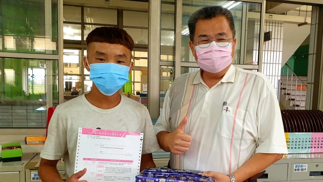 台湾少年会考没一科及格唯独作文满分 校长发文鼓励