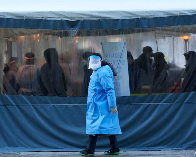 South Korea expands rapid testing amid record COVID-19 infections 