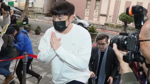 涉嫌強制猥褻罪现身法院　宥胜不认罪但愿意和解