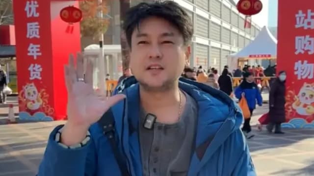 满脸胡渣现身年货大街，朱孝天大叔穿搭让粉丝认不出！