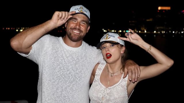 Travis Kelce主动公开和Taylor Swift约会照，手机屏幕藏爱意