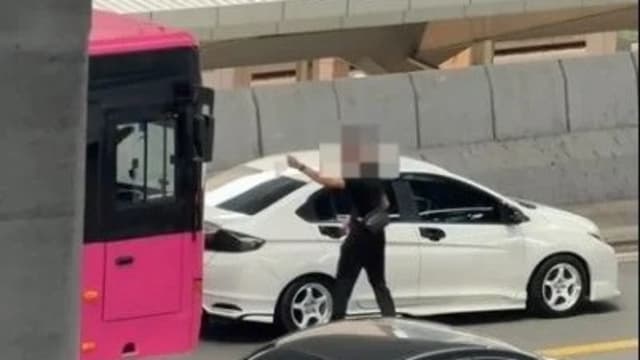 疑违停新山关卡巴士道遭鸣笛 男子辱骂并挑衅车长