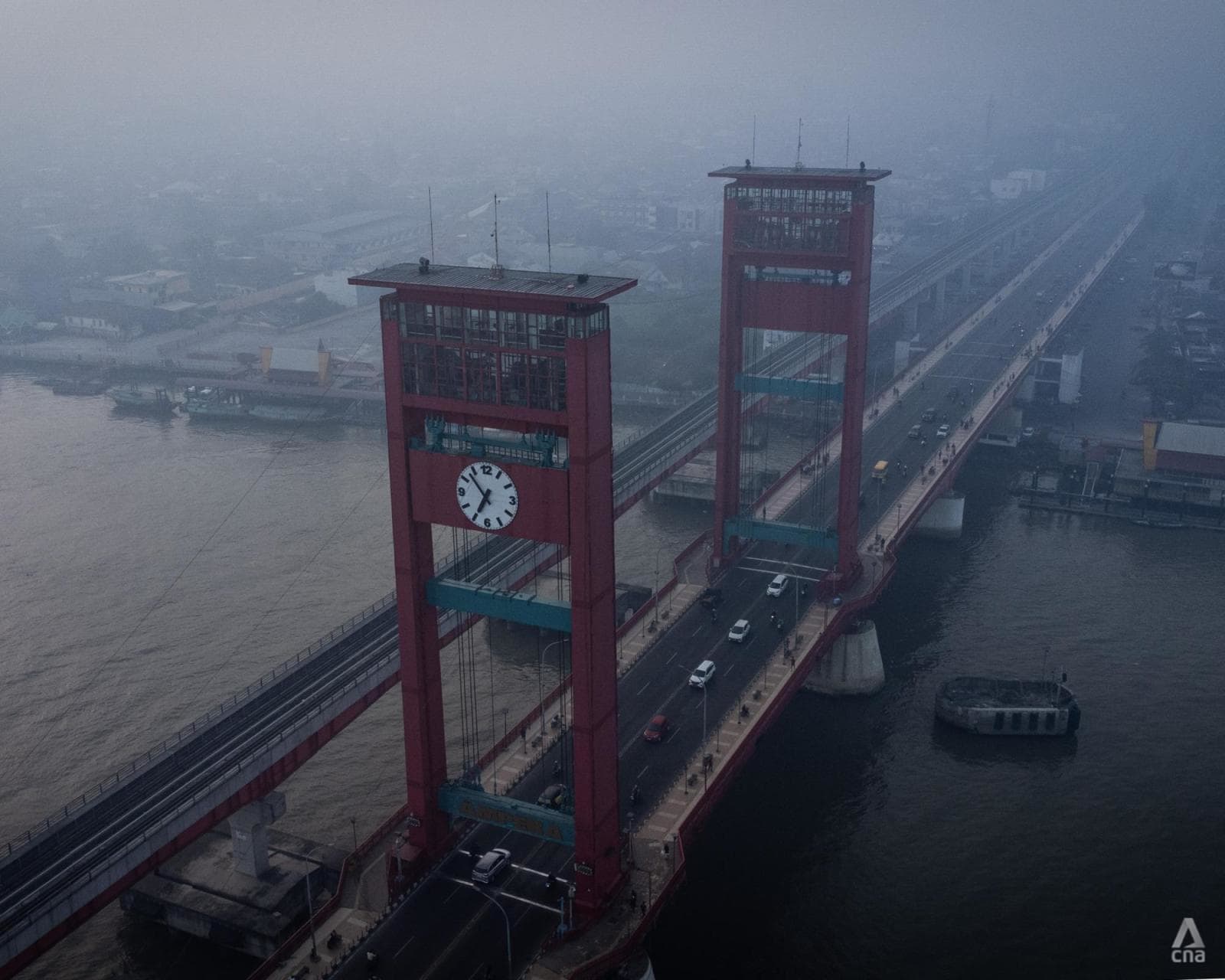 'Cuma bisa menunggu dan berharap': Kabut asap karhutla ganggu mata pencaharian warga di Sumatra