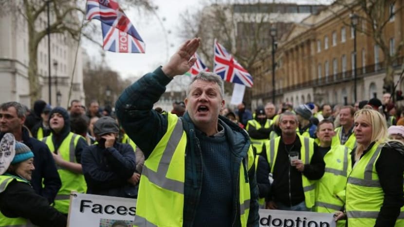 Ratusan tunjuk perasaan di London; dipengaruhi gerakan jaket kuning di Perancis Ratusan tunjuk perasaan di London; dipengaruhi gerakan jaket kuning di Perancis