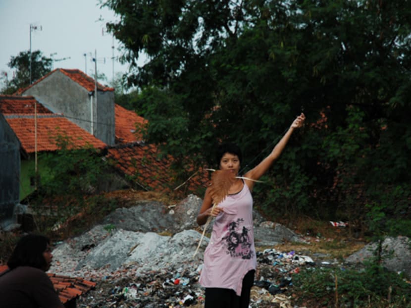 Juliana Yasin's Tali Timba (a collaboration with Sigit Permana/Prabowo Setyadi and Jatiwangi Art Factory) in 2009. Photo: Prabowo Setyadi. Taken from http://www.foi.sg/