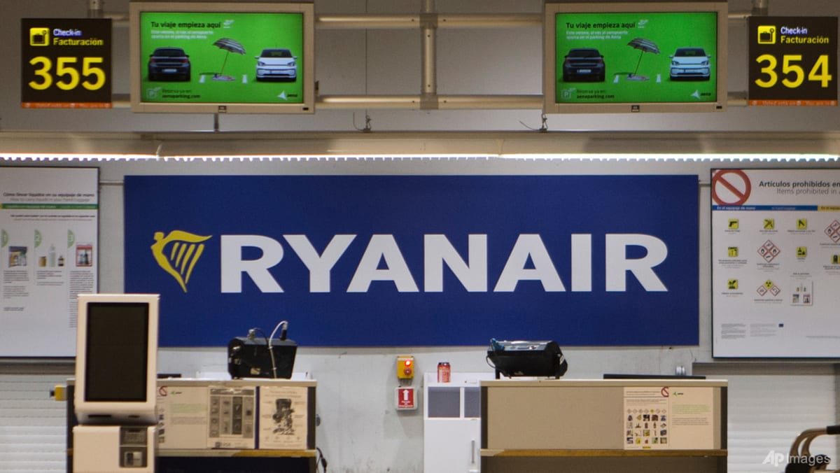 Broken engine part shattered the Ryanair flight window that a passenger's head got sucked into: NTSB