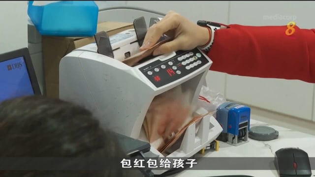网上预约民众可到银行换新钞 一些银行排起人龙