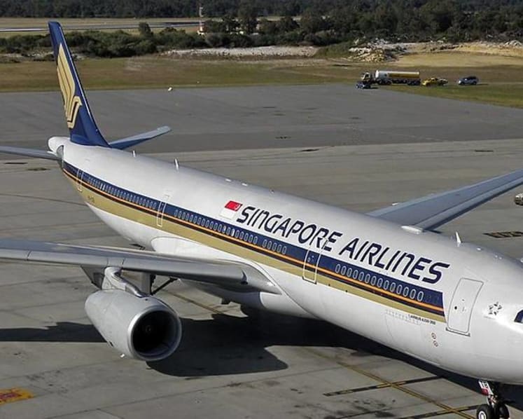 SIA plane with 284 on board hits aerobridge at Changi Airport