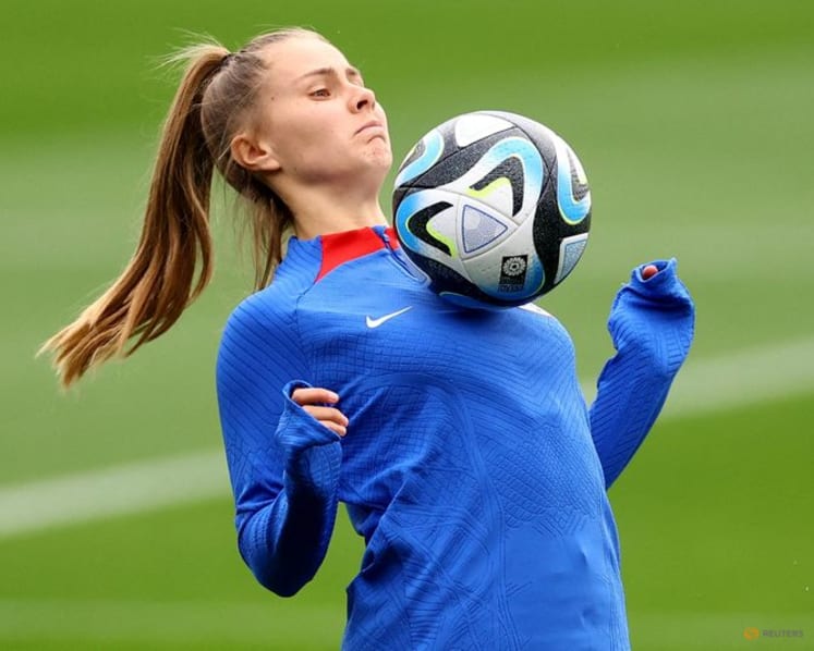 Dutch midfielder Pelova joins Spurs after leaving Arsenal