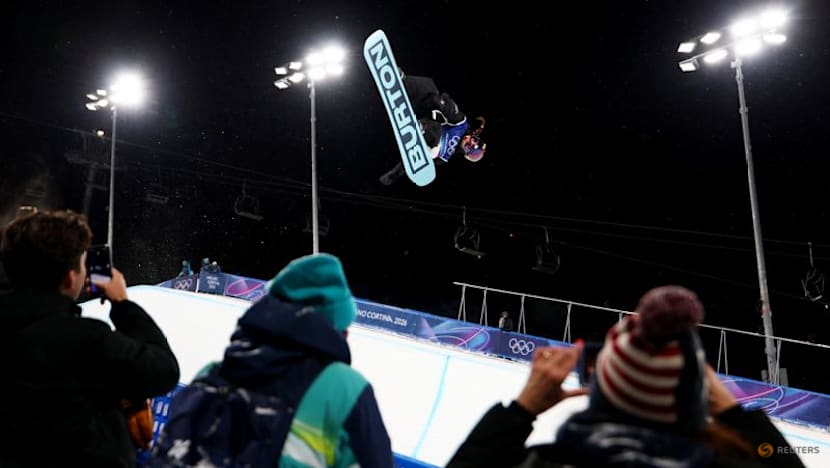 Snowboarding-South Korea's Choi upsets Kim to claim women's halfpipe gold