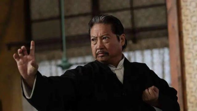 一家同游澳门很温馨　洪金宝拄拐杖背影曝光