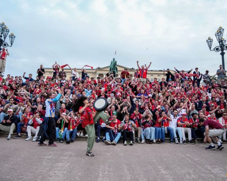 Norwegian fans take dawn World Cup party to palace gates to wake the King 