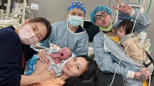 谢和弦带大女儿陪产　莉娅顺利产下二宝