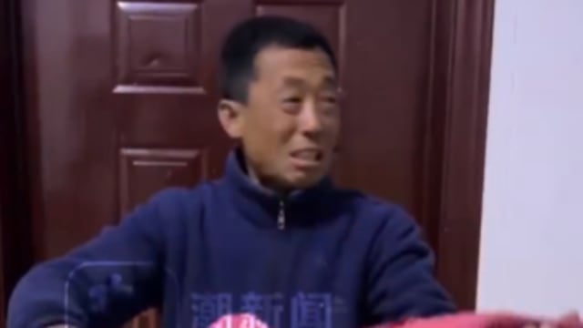 中国男子丢伞后失魂落魄  因伞是妻子生前买的