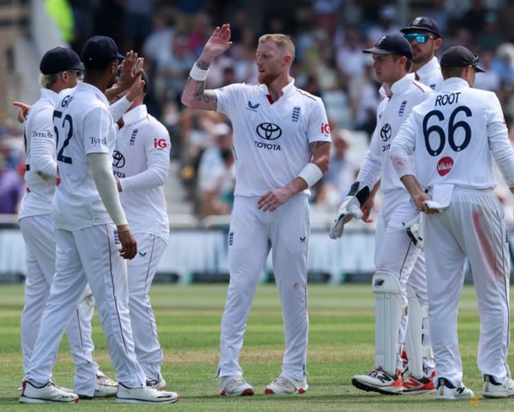 England roar back in second test with wickets for Stokes and century for Duckett