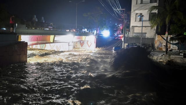 三级飓风罗斯林登陆墨西哥 两人身亡