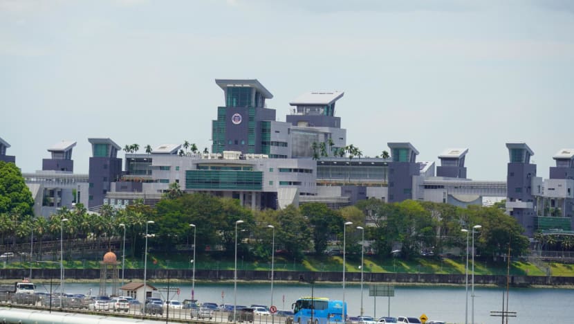 Heavy departure traffic at Woodlands and Tuas checkpoints; delays of up to 5 hours expected Heavy departure traffic at Woodlands and Tuas checkpoints; delays of up to 5 hours expected