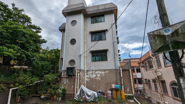 港男屋内烧炭 同屋90岁父亲昏迷情况严重