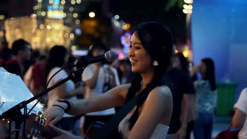 Penghibur jalanan marah; sekatan ke atas persembahan di Orchard Road untuk kawal orang ramai