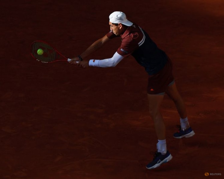 Auger-Aliassime swats aside Tabilo to reach French Open quarters