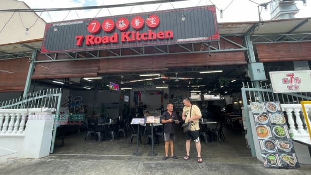 员工被误会态度差 马国店主：他有听力障碍盼包容