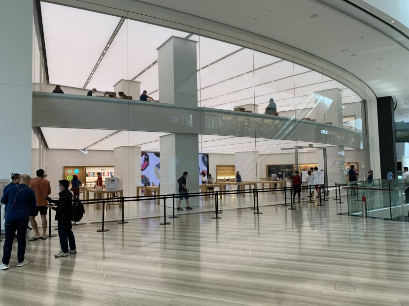 Few shoppers were seen at the Apple Store in Jewel on July 30, 2020. Despite moving into Phase Two, retailers say they are still unable to meet pre-pandemic sales due to the lack of tourists. Few shoppers were seen at the Apple Store in Jewel on July 30, 2020. Despite moving into Phase Two, retailers say they are still unable to meet pre-pandemic sales due to the lack of tourists.