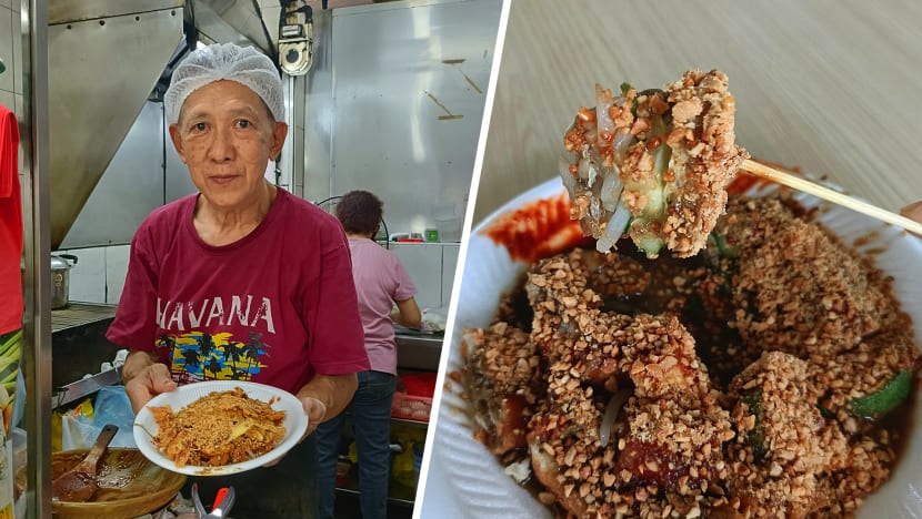 Bukit Merah Hawker Sells $2 Charcoal-Grilled Stuffed Tau Pok, Price Unchanged For 20 Years