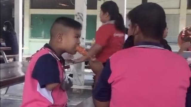 助喂食无臂好友 马国男学生暖心举动感动网民