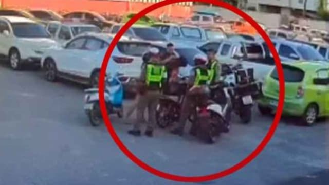 泰国少年改装摩托被捕 母亲当街打头管教