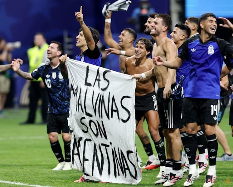 In Buenos Aires, Argentines back World Cup players over banner