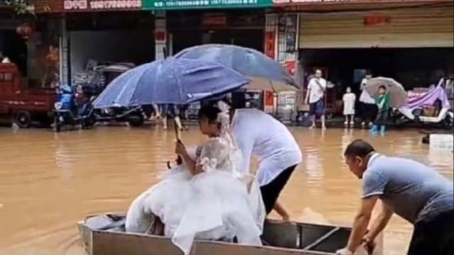 结婚遇到洪水 桂林新娘搭消防车自制小船到婚礼现场