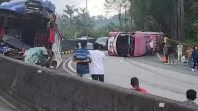 云顶下山路段两巴士相撞 一辆侧翻一辆车头全毁