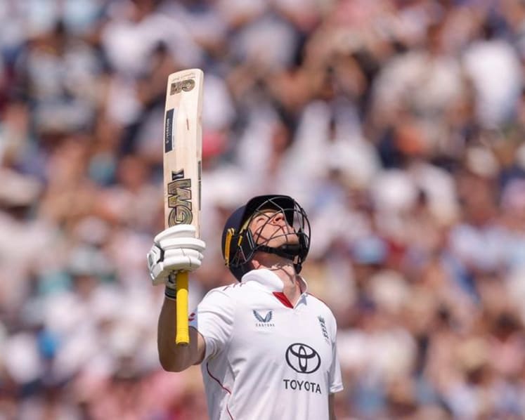 New Zealand punish England as Nicholls century builds huge lead