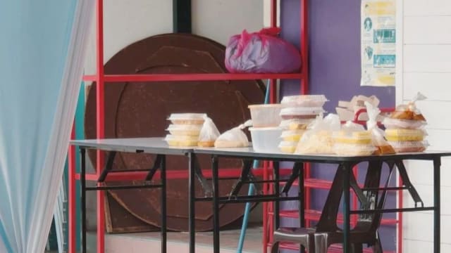 马国病父无法上班 没钱买饭骑摩托载孩子找食物