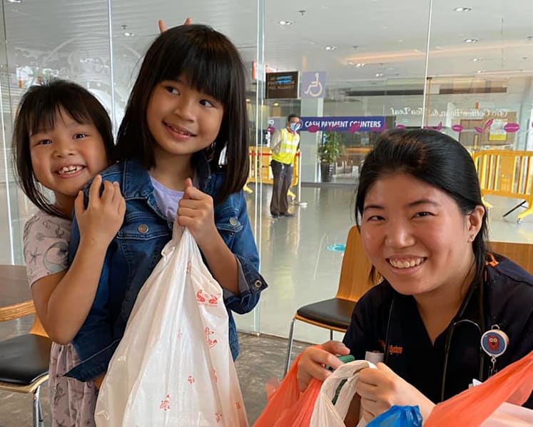 Two girls’ inspiring mission to deliver breakfast to tired doctors, nurses fighting novel coronavirus