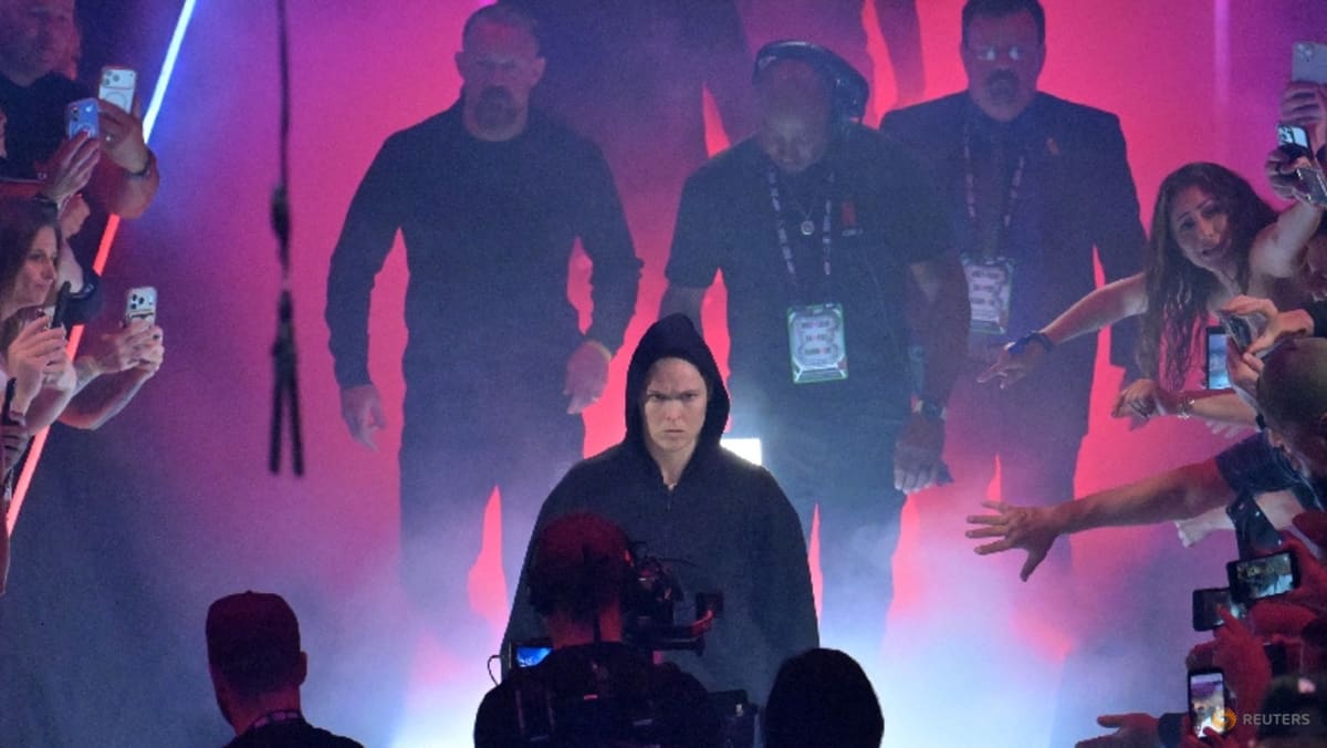 Rousey rolls back the clock to submit Carano in 17 seconds