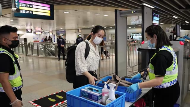 不配合地铁站安检还推倒执勤人员 30岁男子今天被控