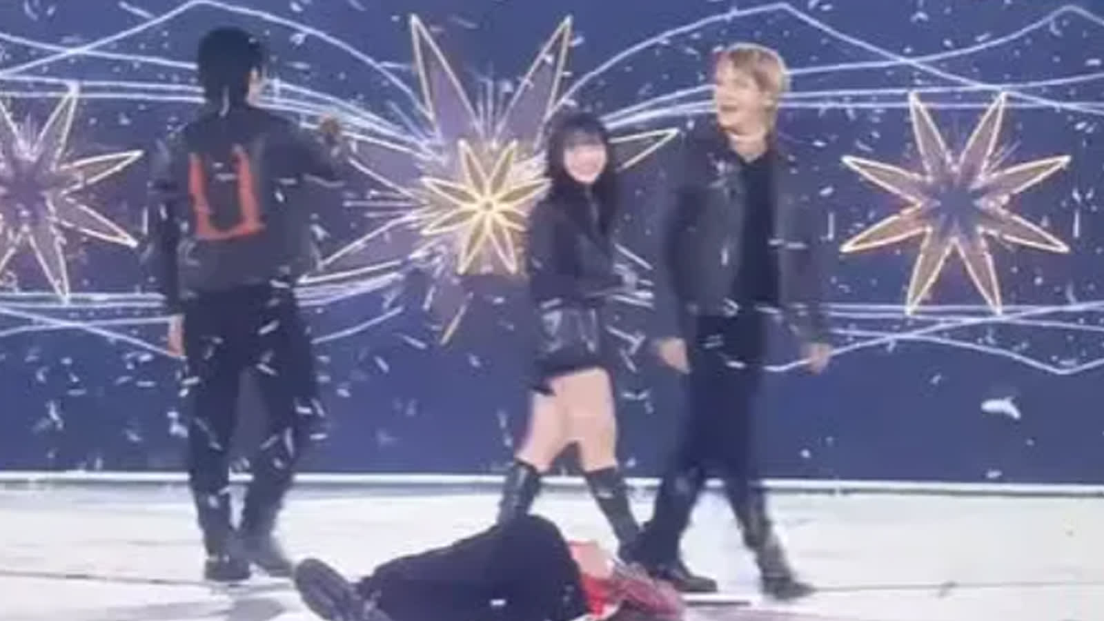 K-pop大前辈躺在地上未起，后辈就这样绕过他跟观众道别，赶着投胎？ - vibes by 8world, image size:1600x900