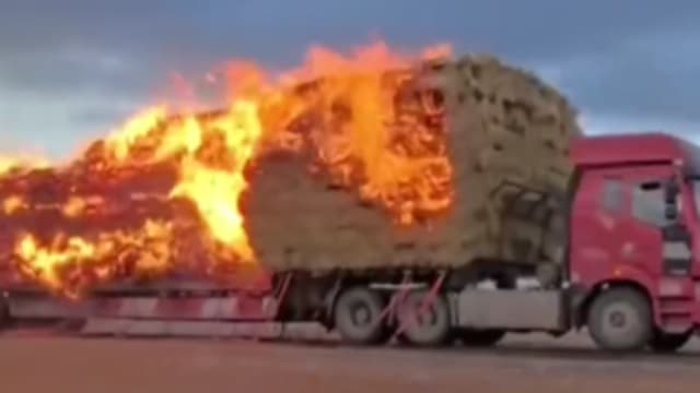 内蒙古运草车自燃变“火”车 司机拖着烈焰疾驰求救