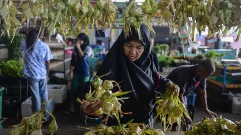 Ketupat diganti dengan gimbap? Hakis budaya, risiko kesihatan punca kurang makan hidangan tradisional semasa Raya?