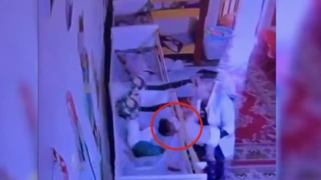 头部卡在床铺护栏 两岁童午睡时窒息亡